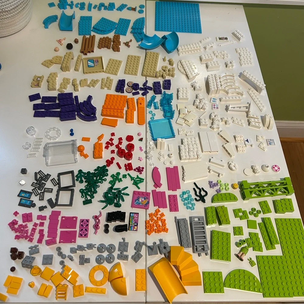 LEGO Friends Heartlake Poolside Adventure Set - Purple, Blue, Orange - Picture 4 of 6